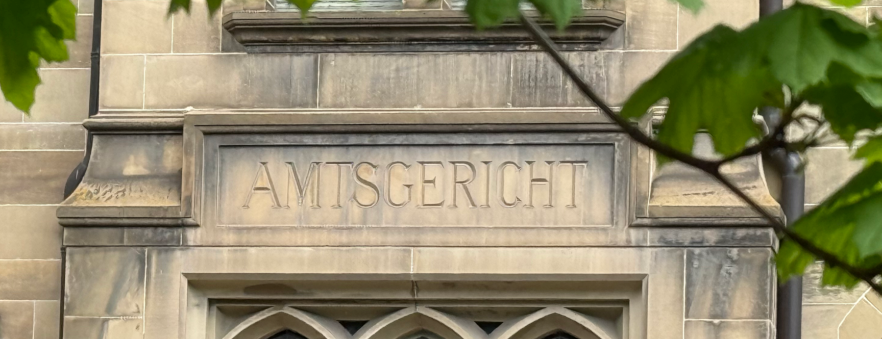 Amtsgericht Tübingen - Fotografie des historischen Eingangs